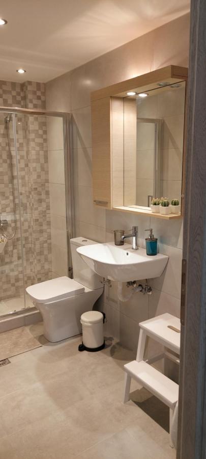 Kristy Apartment Артемида Екстериор снимка